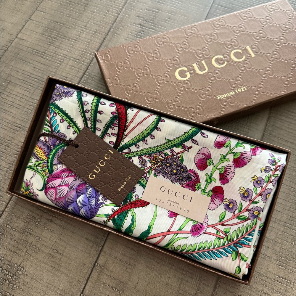 New Gucci Scarf Classic Floral Print Silk Wrap Gucci Gift Box